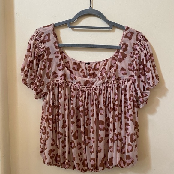 Free People Meg's Blouse Pink Leopard Cropped Top Size XS Mesh Pleated - Picture 2 of 10